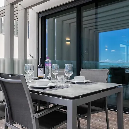 Elegant Waterfront In Apartment *