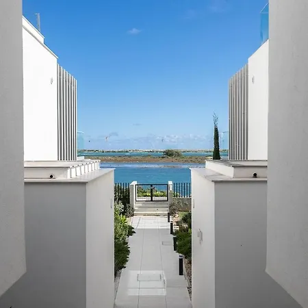 Elegant Waterfront In Apartment