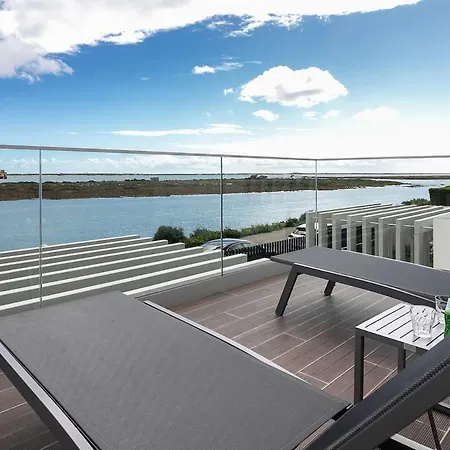 Elegant Waterfront In Apartment *
