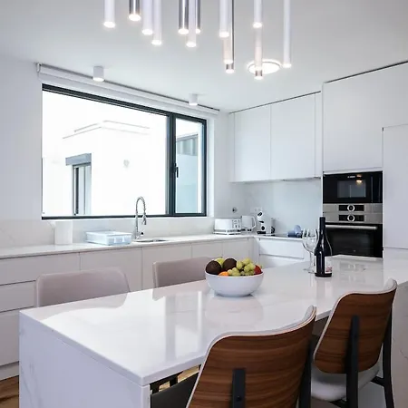 Elegant Waterfront In Lejlighed *